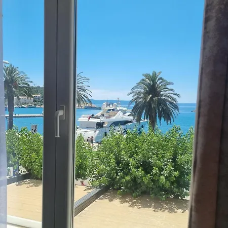 Seafront Apartment Makarska