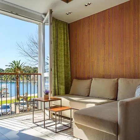 Seafront Apartment Makarska