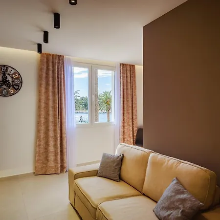 Seafront Apartment Makarska