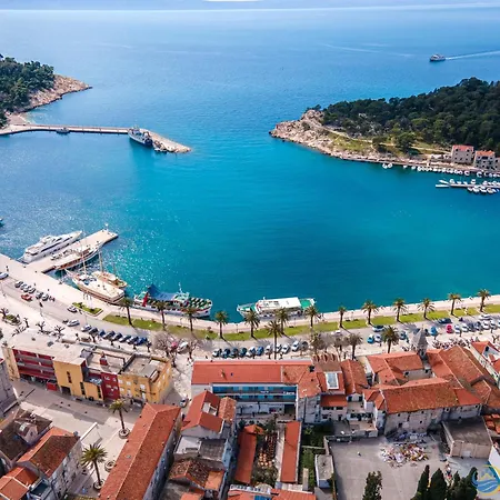 Seafront Apartment Makarska