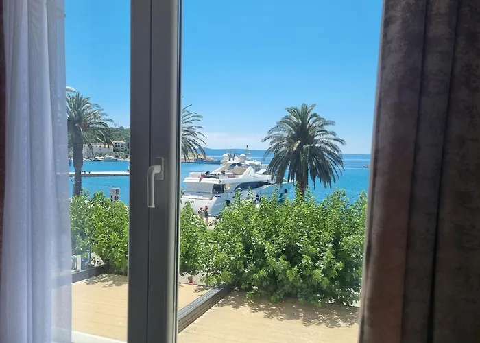 Seafront Apartment Makarska